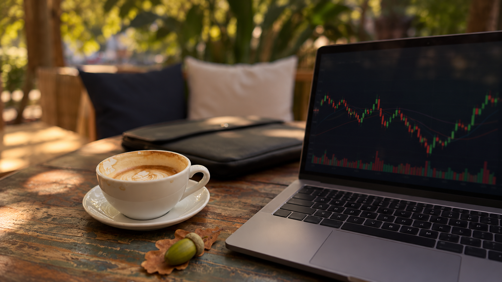 Cafea și laptop cu grafic bursier, pregătite pentru o ședință 1:1